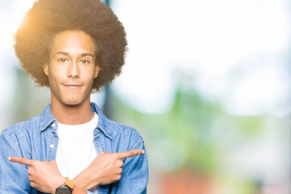 Americký Mladík Afro Vlasy Ukázání Obě Strany Prsty Jiným Směrem — Stock fotografie