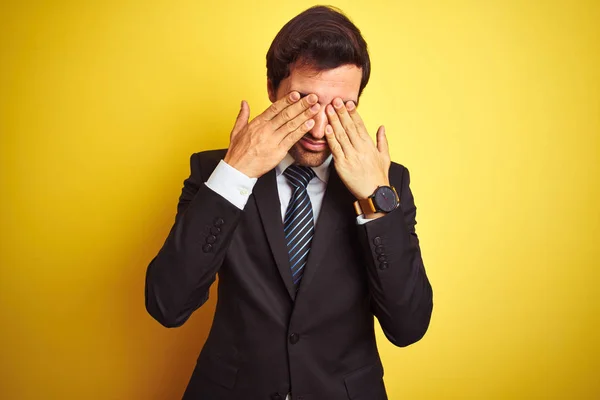 Joven Hombre Negocios Guapo Con Traje Corbata Pie Sobre Fondo — Foto de Stock