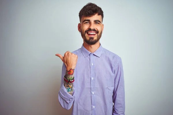 Mladý Muž Tetováním Purpurové Košili Stojící Nad Izolovaným Bílým Pozadím — Stock fotografie