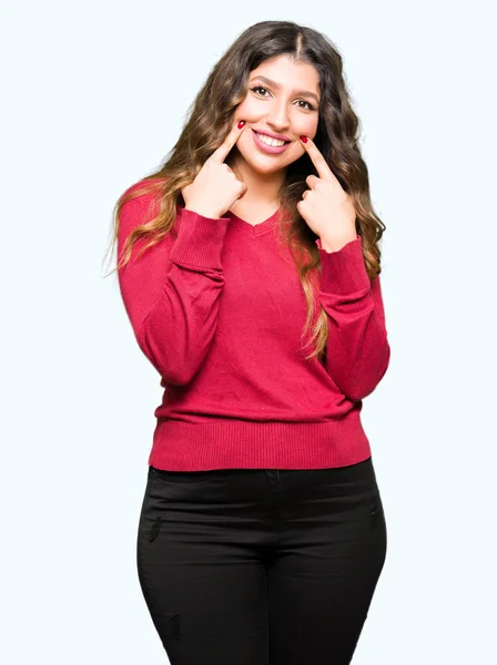 Jovem Mulher Bonita Vestindo Camisola Vermelha Sorrindo Com Boca Aberta — Fotografia de Stock