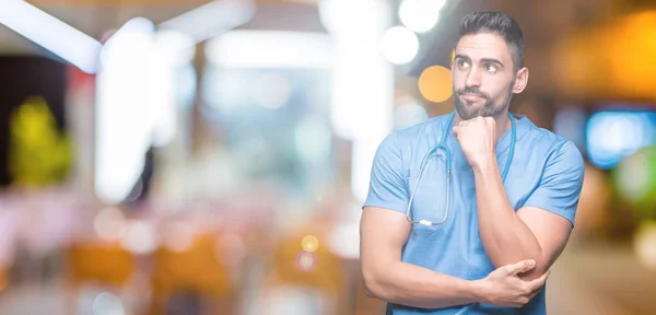 Guapo Joven Médico Cirujano Hombre Sobre Fondo Aislado Con Mano —  Fotos de Stock