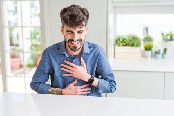 Hombre Joven Con Camisa Casual Sentado Mesa Blanca Sonriendo Riendo —  Fotos de Stock