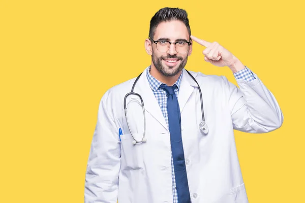 Schöner Junger Arzt Mit Isoliertem Hintergrund Lächelnd Der Mit Einem — Stockfoto