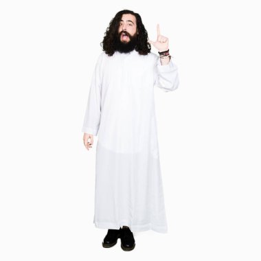 İsa Mesih giyen adam başarılı fikirle işaret parmağı kostüm. Çıktıktan ve mutlu. Bir numara.