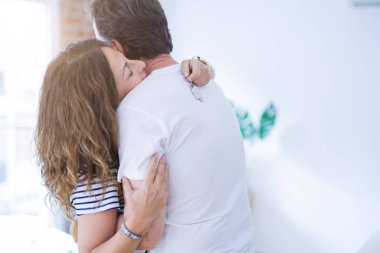 Orta yaş Senior romantik çift Holding ve gösteren ev tuşları