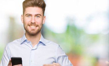 Genç yakışıklı adam iş kendisi için sürpriz yüz işaret parmağı ile Smartphone kullanarak