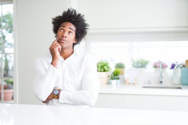 Afro-Amerikan adam çenesi üzerinde soru, dalgın ifade düşünme. Düşünceli bir yüzle gülümsüyor. Şüphe kavramı.