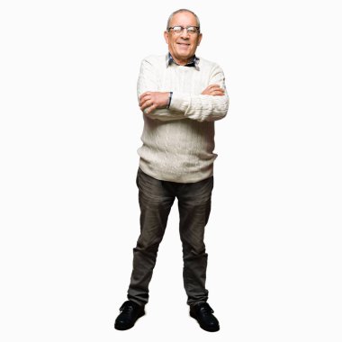 Gözlük ve kış kazağı giyen yakışıklı yaşlı adam mutlu yüz kameraya bakarak çapraz kolları ile gülümseyerek. Pozitif kişi.