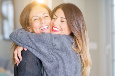 Anne ve kızı birlikte, sarılma ve öpüşme evde güzel ailesi