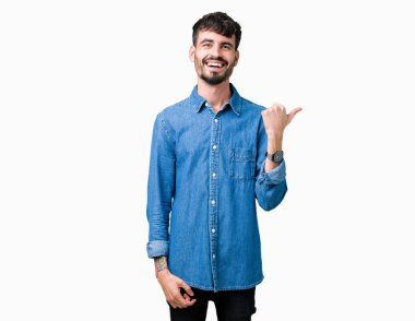 Yakışıklı delikanlı arıyor ve başparmak yanında yukarıyı mutlu yüz ile gülümseyen izole arka plan üzerinde.