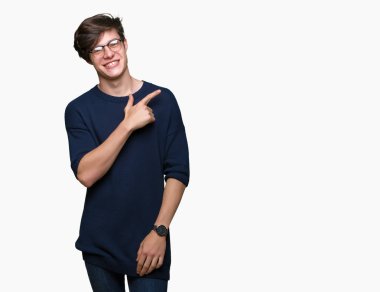 İzole arka neşeli bir gülümseme ile el ve parmak kadar yan yüzünde mutlu ve doğal ifade ile işaret yüz üzerinden gözlüklü genç yakışıklı adam