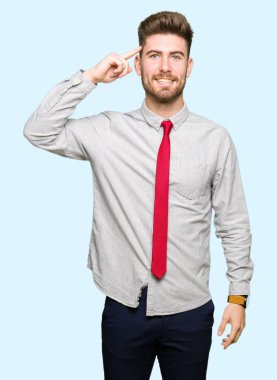 Genç yakışıklı iş bir parmak, harika bir fikir ya da düşünce, iyi hafıza ile baş gösteren gülen adam