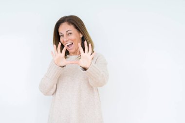 Şokta bağırarak izole arka plan korkuyor ve dehşet korku ifade dur hareketi el ile ile güzel orta yaş kadın. Panik kavramı.