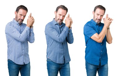 Beyaz izole arka plan üzerinde yakışıklı üst düzey adam Kolaj el hareketi ile sembolik silah holding, çekim silah öldürme oynarken, kızgın yüz