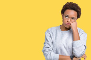 Genç güzel Afrikalı-Amerikalı kadın seyir yorgun ve bıkkın ile depresyon sorun Çapraz kollar ile izole arka plan düşünme üzerinde gözlük.