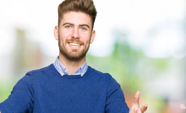 Joven Hombre Guapo Bussines Mirando Cámara Sonriendo Con Los Brazos —  Fotos de Stock