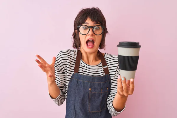 Joven Hermosa Barista Con Gafas Sosteniendo Café Sobre Fondo Rosa — Foto de Stock