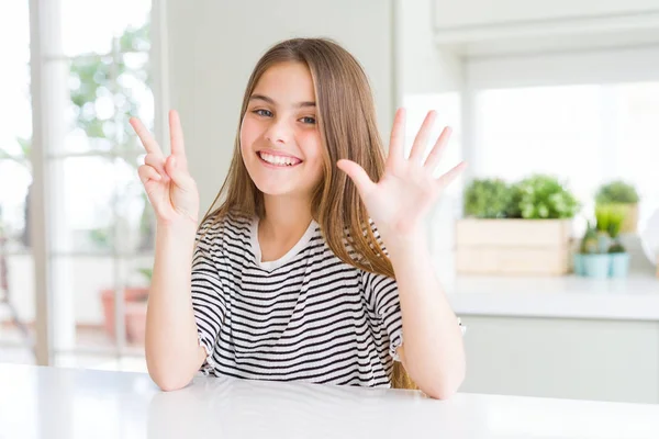 Menina Bonita Garoto Vestindo Listras Shirt Mostrando Apontando Para Cima — Fotografia de Stock