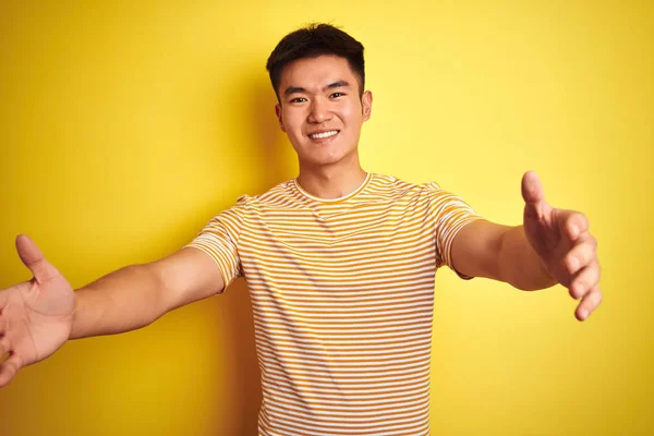 Jeune Homme Chinois Asiatique Portant Shirt Debout Sur Fond Jaune — Photo