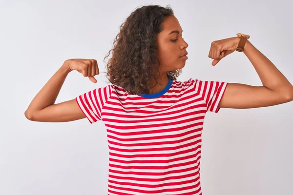 Mujer Brasileña Joven Con Camiseta Rayas Rojas Pie Sobre Fondo —  Fotos de Stock