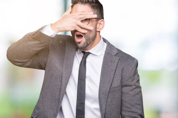 Joven Hombre Negocios Guapo Sobre Fondo Aislado Asomándose Cara Cubierta —  Fotos de Stock