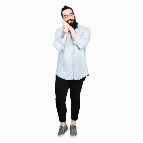 Joven Hipster Hombre Con Pelo Largo Barba Con Gafas Durmiendo — Foto de Stock