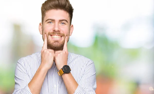 Joven Hombre Guapo Sonriendo Con Boca Abierta Los Dedos Señalando —  Fotos de Stock