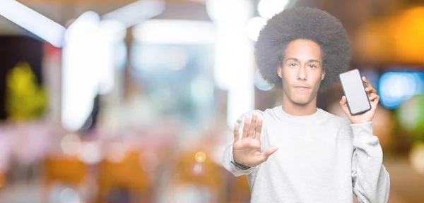 Americký Mladík Afro Vlasy Zobrazení Smartphone Obrazovky Otevřít Rukou Dělá — Stock fotografie