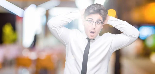 Junger Geschäftsmann Mit Brille Vor Isoliertem Hintergrund Verrückt Und Verängstigt — Stockfoto