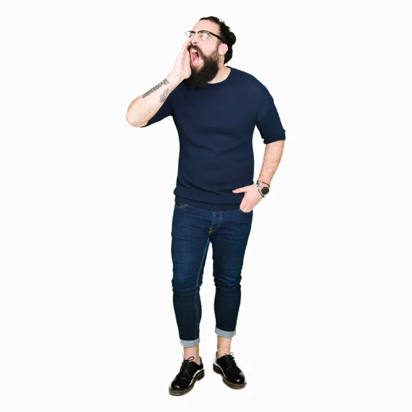 Joven Hipster Hombre Con Pelo Largo Barba Con Gafas Gritando —  Fotos de Stock