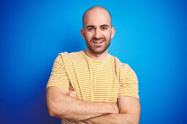 Jeune Homme Chauve Barbu Portant Shirt Décontracté Sur Fond Bleu — Photo