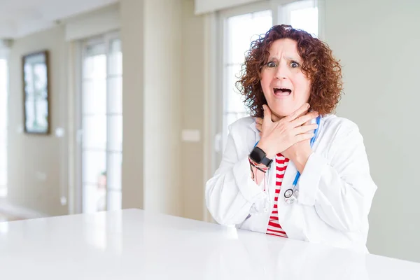 Ανώτερη Γιατρός Φορούσε Ιατρική Ρόμπα Στην Κλινική Φωνάζοντας Και Πνιγμένος — Φωτογραφία Αρχείου