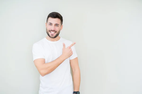 Jonge Knappe Man Dragen Casual Wit Shirt Geïsoleerde Achtergrond Vrolijke — Stockfoto