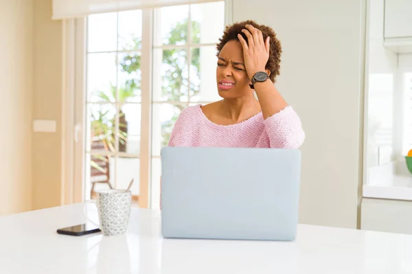 Genç Afrikalı Amerikalı Kadın Baş Ağrısı Çaresizlikten Muzdarip Bilgisayar Laptop — Stok fotoğraf