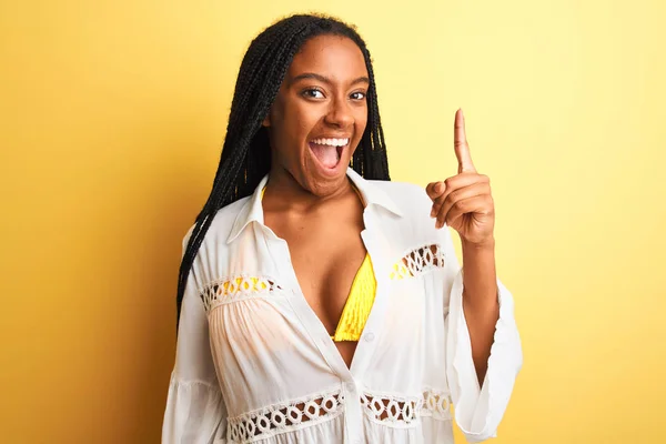 Африканская Американка Отпуске Бикини Рубашке Изолированном Жёлтом Фоне Показывая Пальцем — стоковое фото