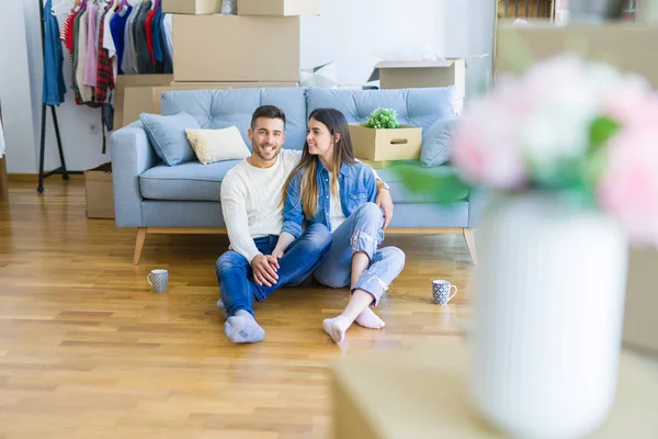 Junges Schönes Paar Sitzt Auf Dem Boden Der Neuen Wohnung — Stockfoto