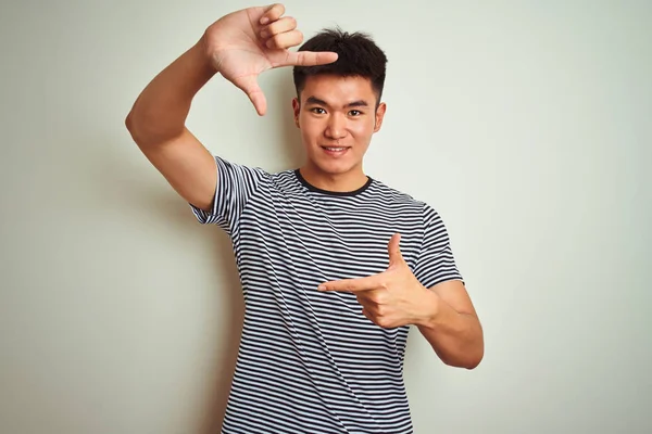 Joven Asiático Chino Hombre Con Rayas Camiseta Pie Sobre Fondo — Foto de Stock