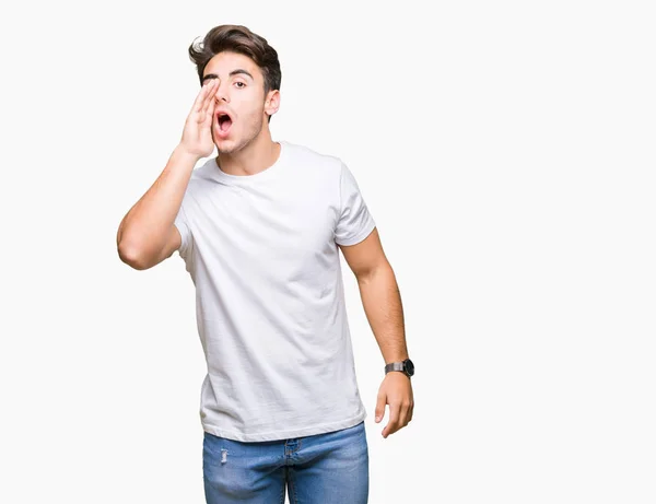 Joven Hombre Guapo Con Camiseta Blanca Sobre Fondo Aislado Gritando — Foto de Stock