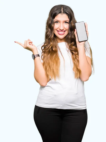 Young Adult Woman Showing Smartphone Screen Very Happy Pointing Hand — Stock Photo, Image