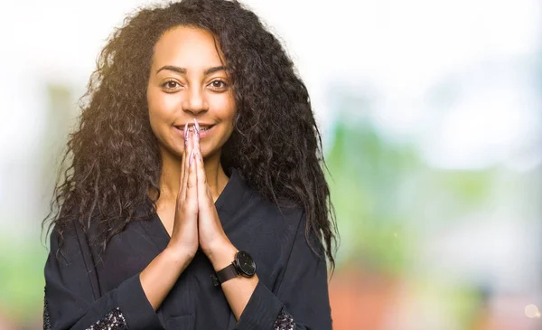 Menina Bonita Nova Com Cabelo Encaracolado Vestindo Vestido Elegante Orando — Fotografia de Stock