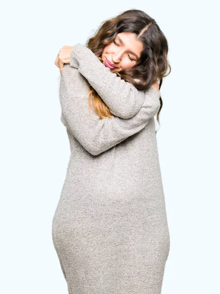 Mladá Krásná Žena Nosí Zimní Šaty Objímat Sebe Šťastný Pozitivní — Stock fotografie
