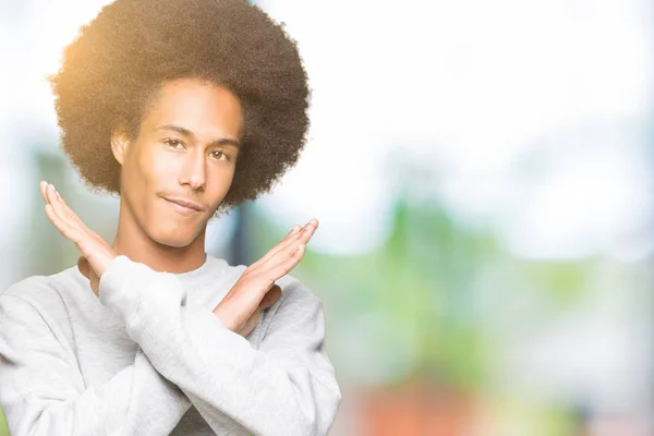 Ung Afrikansk Amerikansk Man Med Afro Hår Klädd Sportig Tröja — Stockfoto