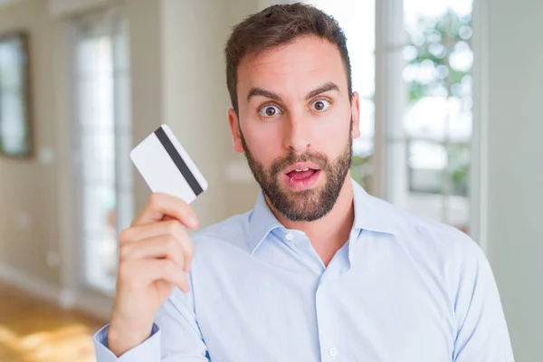 Hombre Negocios Guapo Sosteniendo Tarjeta Crédito Asustado Shock Con Una — Foto de Stock