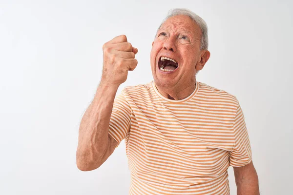 Starší Šedovlasý Muž Pruhovaným Tričkem Který Stál Nad Ojedinělým Bílým — Stock fotografie