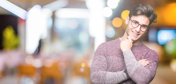 Jonge Knappe Man Met Een Bril Geïsoleerde Achtergrond Zoek Vertrouwen — Stockfoto