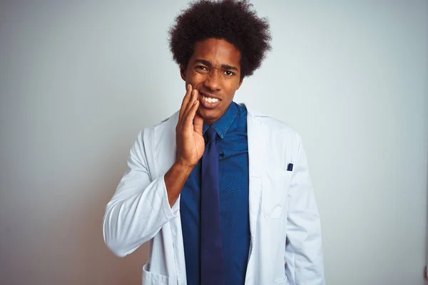 Mladý Afričan Americký Doktor Kabátem Stojící Nad Izolovaným Bílým Pozadím — Stock fotografie