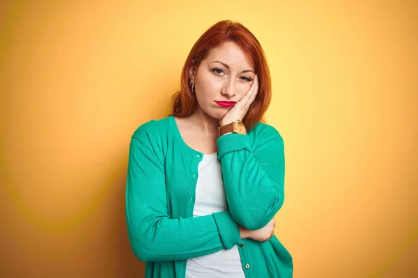 Youg Schöne Rothaarige Frau Trägt Wintergrünen Pullover Über Isolierten Gelben — Stockfoto