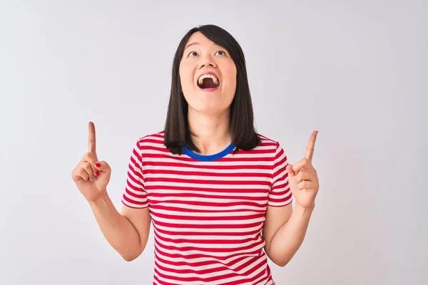 Jonge Mooie Chinese Vrouw Dragen Rood Gestreepte Shirt Geïsoleerde Witte — Stockfoto