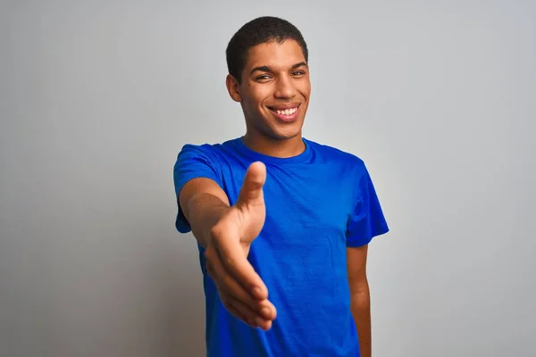 Homem Árabe Bonito Jovem Vestindo Camiseta Azul Sobre Fundo Branco — Fotografia de Stock