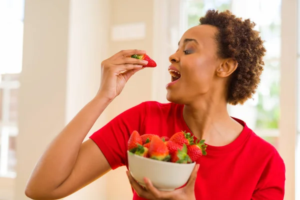 먹는 신선한 strawb 헤어스타일 머리와 아름 다운 젊은 아프리카 여자 — 스톡 사진